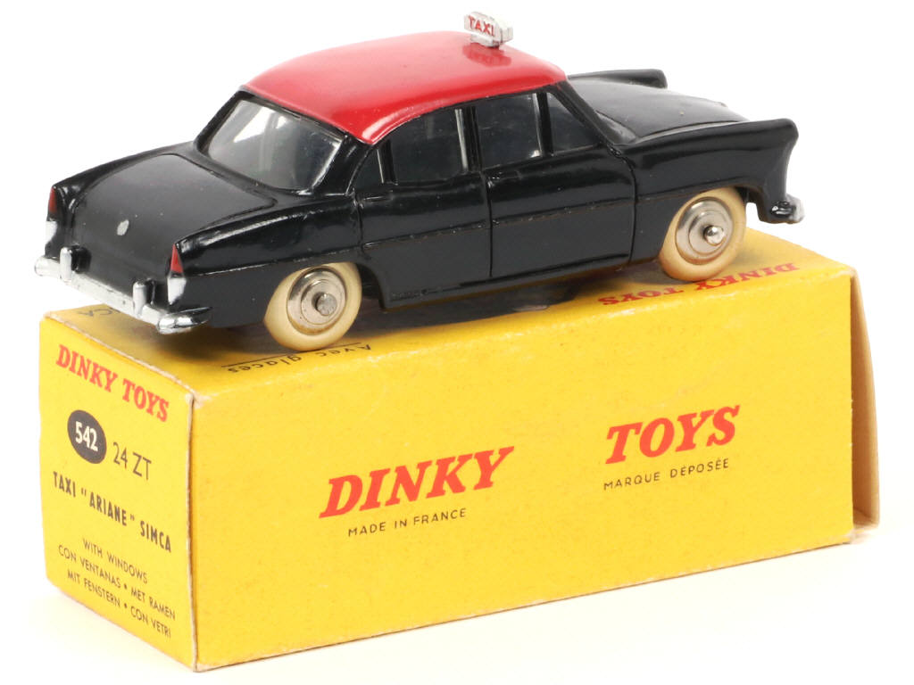 Lot 226 - DINKY TOYS (FRANCE) (1)