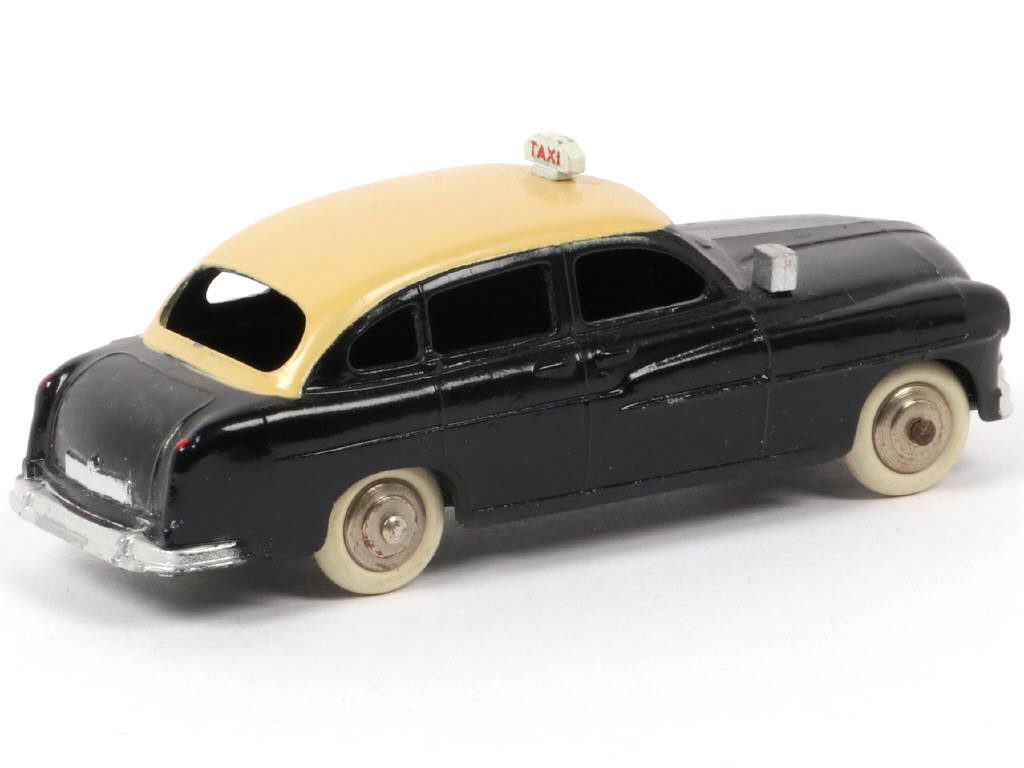 Lot 193 - DINKY TOYS (FRANCE) (1)