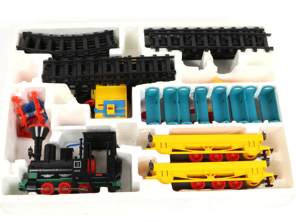 Lot 28 - DIVERS (3)