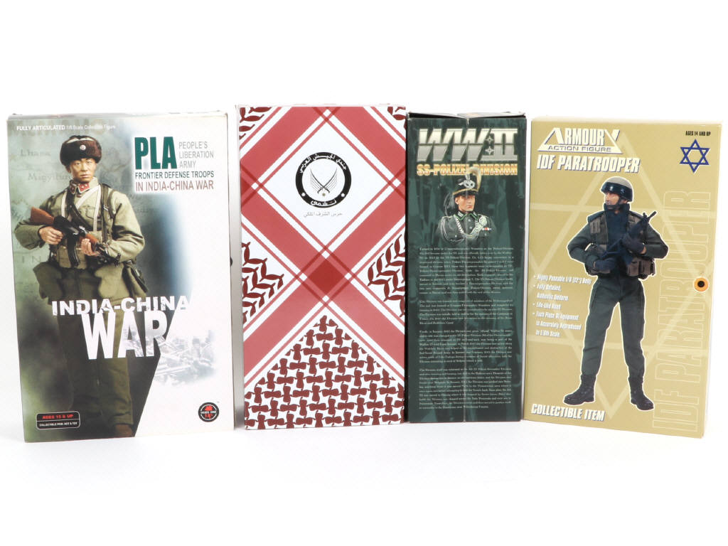 Lot 130 - DIVERS (4)