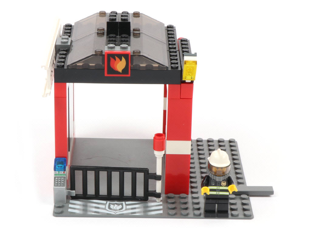 Lot 32 - LEGO (DANEMARK) (4)