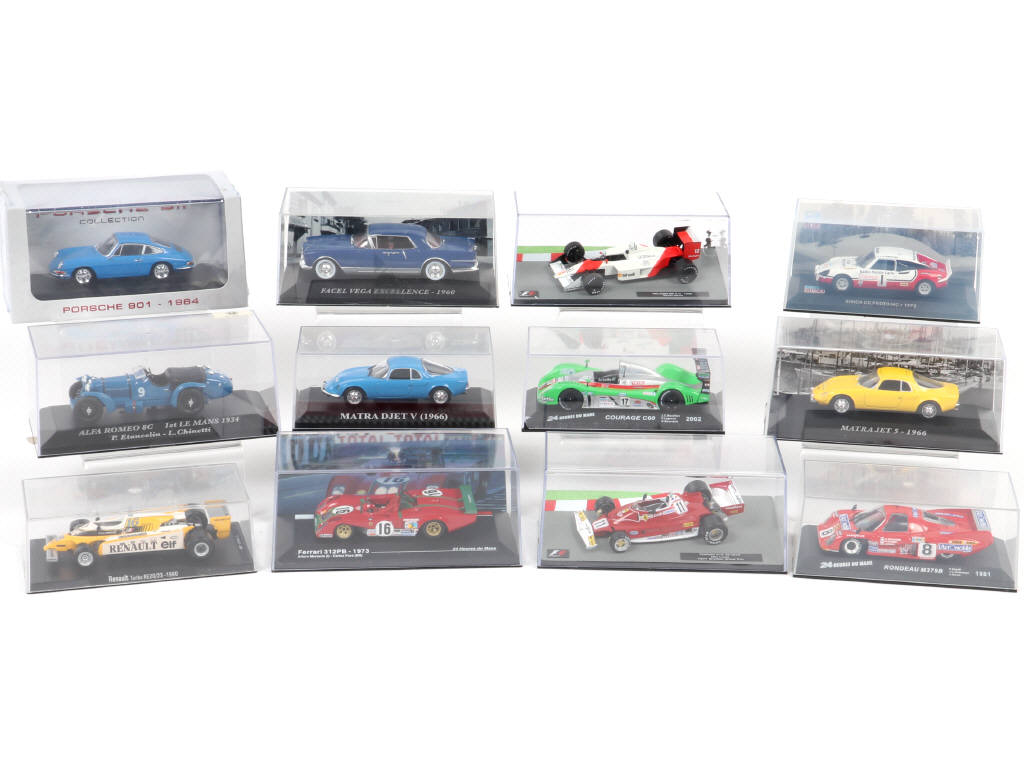 Lot 219 - DIVERS (12)