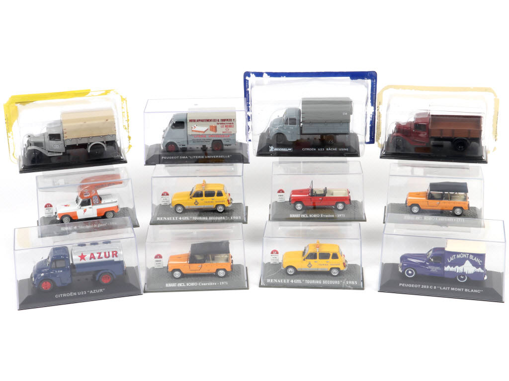 Lot 220 - DIVERS (12)