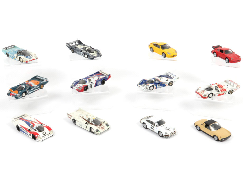 Lot 131 - DIVERS (12)