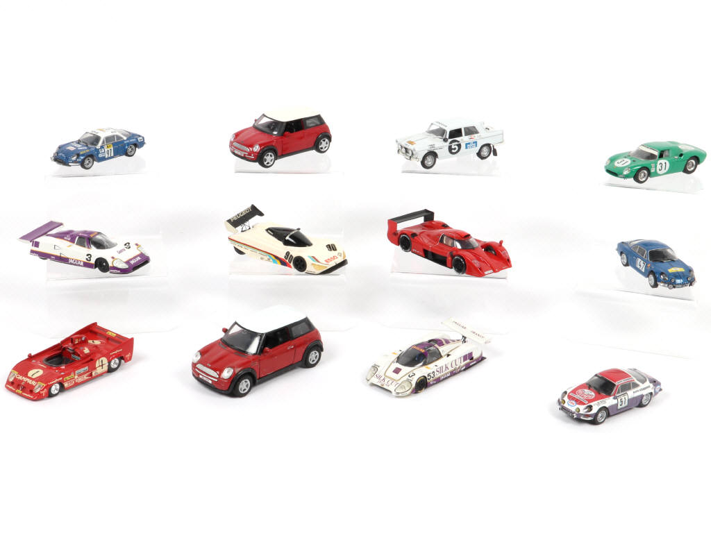 Lot 129 - DIVERS (12)