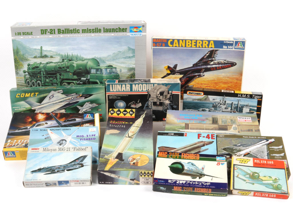 Lot 42 - DIVERS (14)