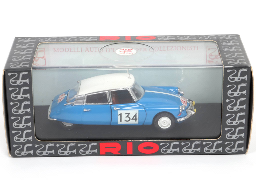 Lot 135 - DIVERS (9)