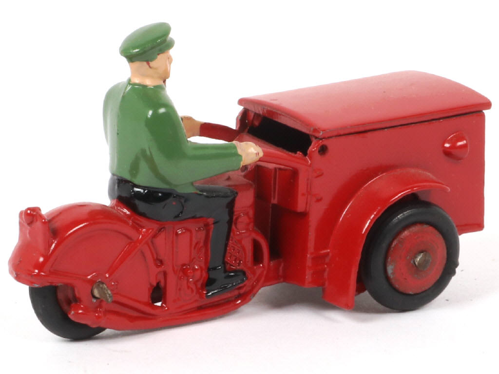Lot 129 - DINKY TOYS (FRANCE) (1)