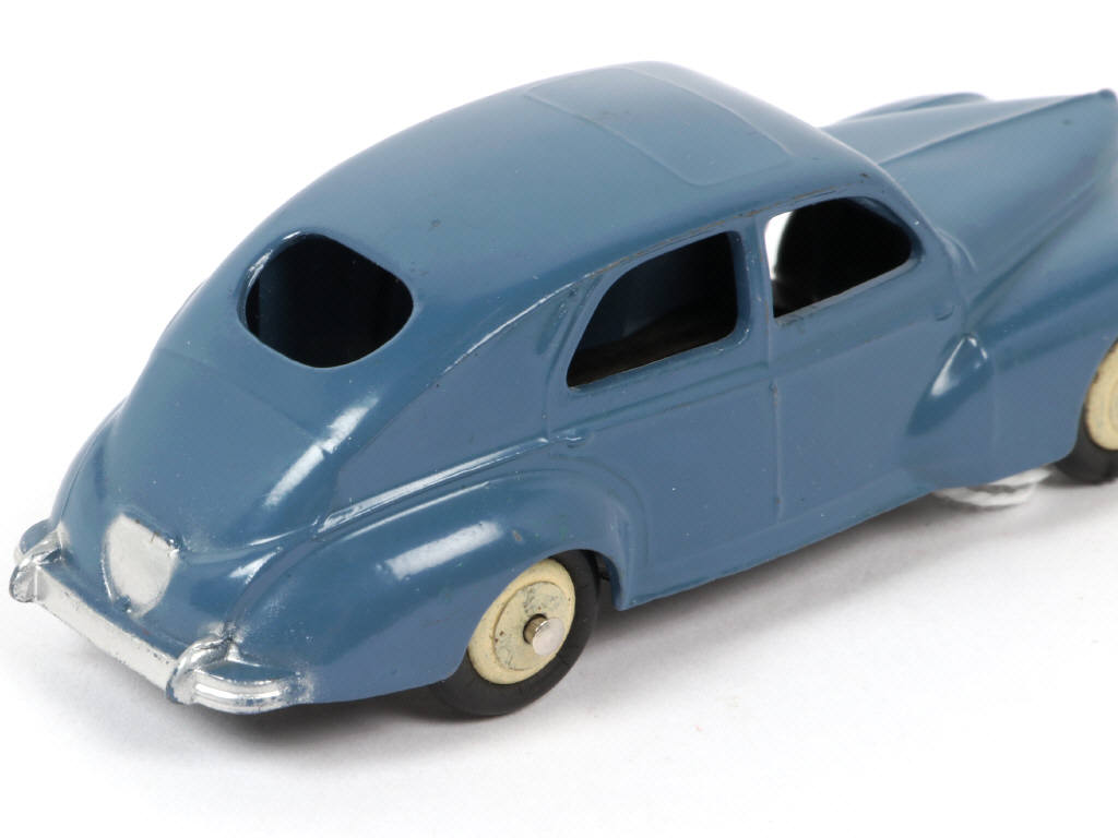 Lot 140 - DINKY TOYS (FRANCE) (1)