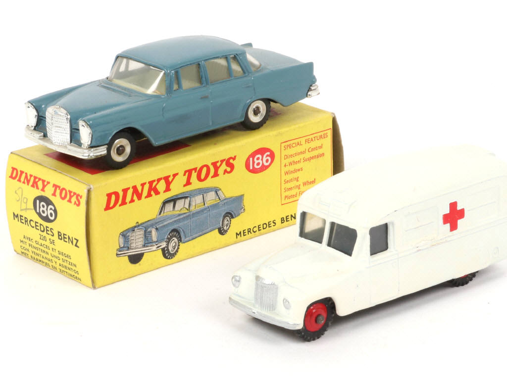 Lot 92 - DINKY TOYS (GB) (2)