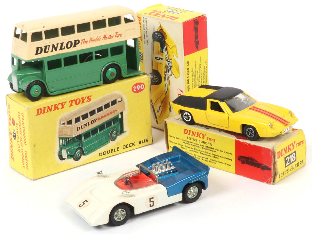 Lot 98 - DINKY TOYS (GB) (3)