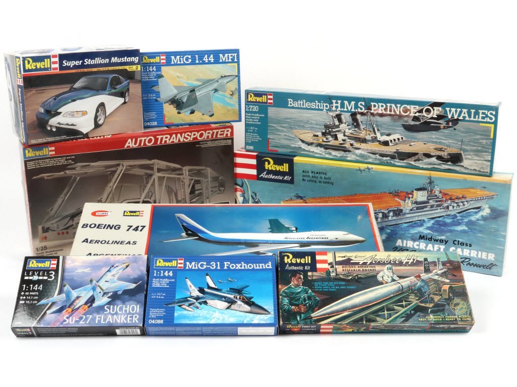 Lot 74 - REVELL (USA) (9)