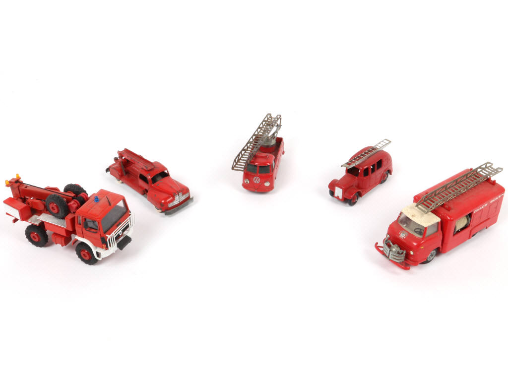 Lot 241 - DIVERS (5)