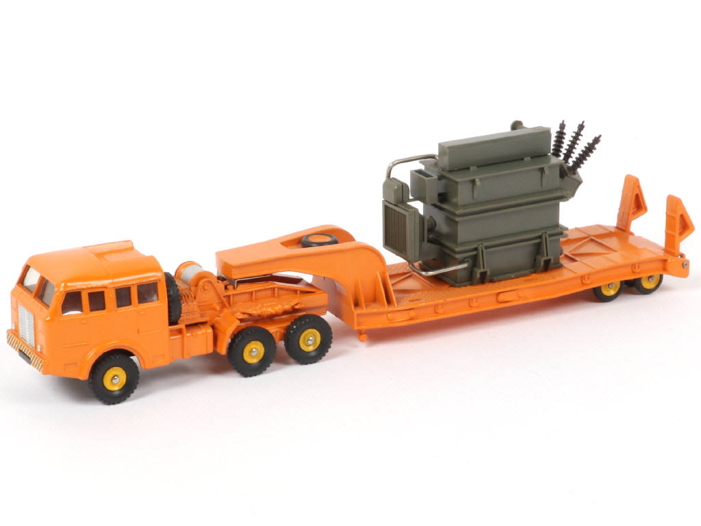 Lot 322 - DINKY TOYS (FRANCE) (1)