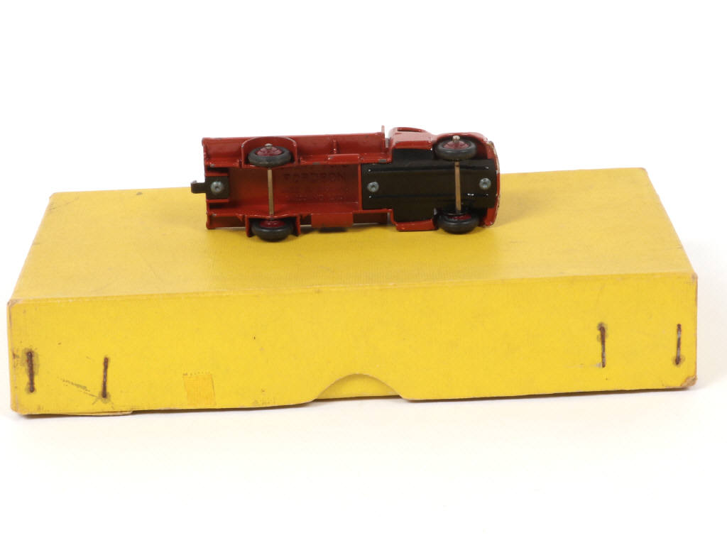 Lot 418 - DINKY TOYS (GB) (2)