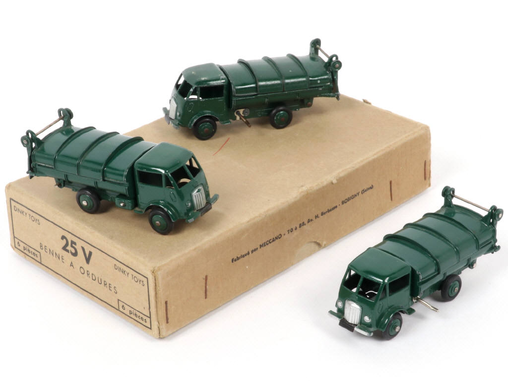 Lot 316 - DINKY TOYS (FRANCE) (4)