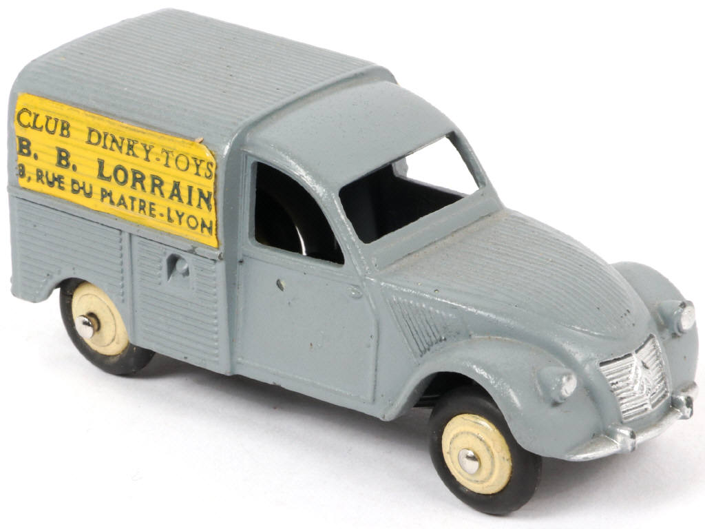 Lot 215 - DINKY TOYS (FRANCE) (1)