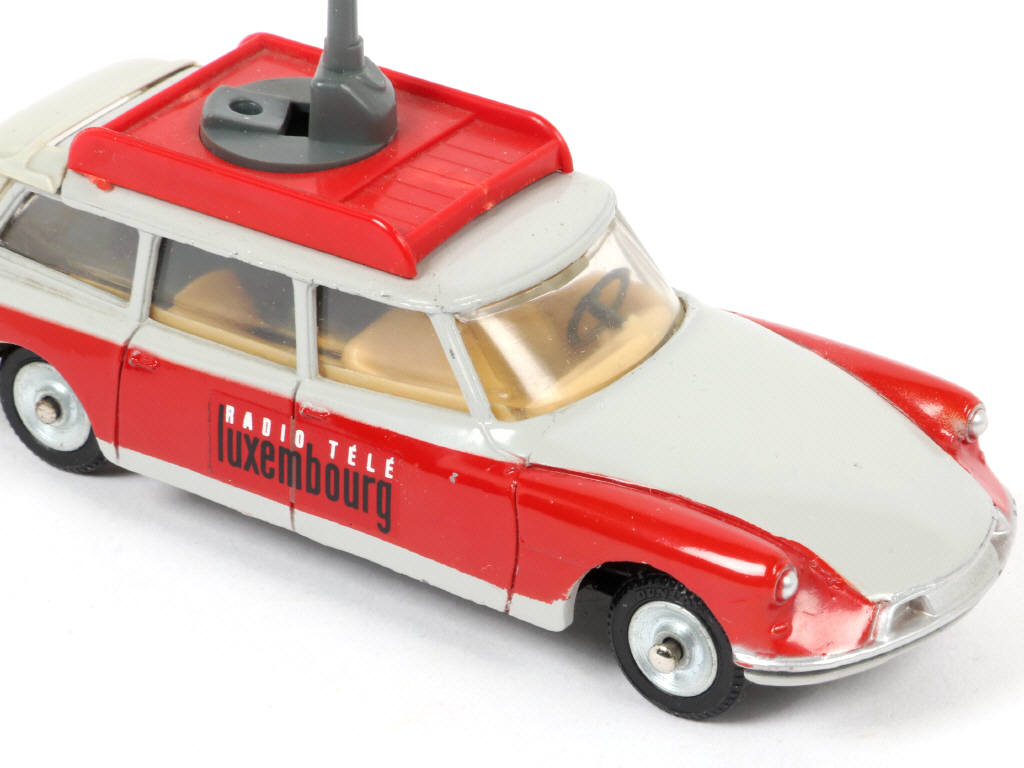 Lot 184 - DINKY TOYS (FRANCE) (1)