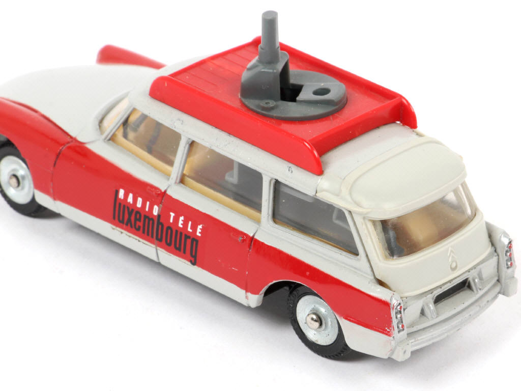 Lot 184 - DINKY TOYS (FRANCE) (1)