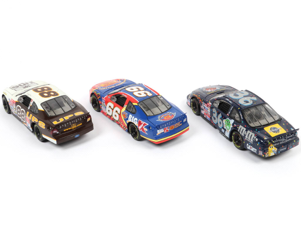 Lot 44 - DIVERS (3)