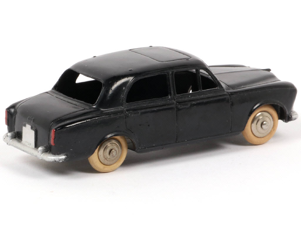 Lot 132 - DINKY TOYS (FRANCE) (1)