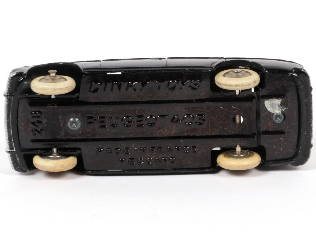 Lot 132 - DINKY TOYS (FRANCE) (1)