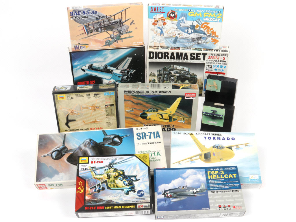 Lot 32 - DIVERS (12)