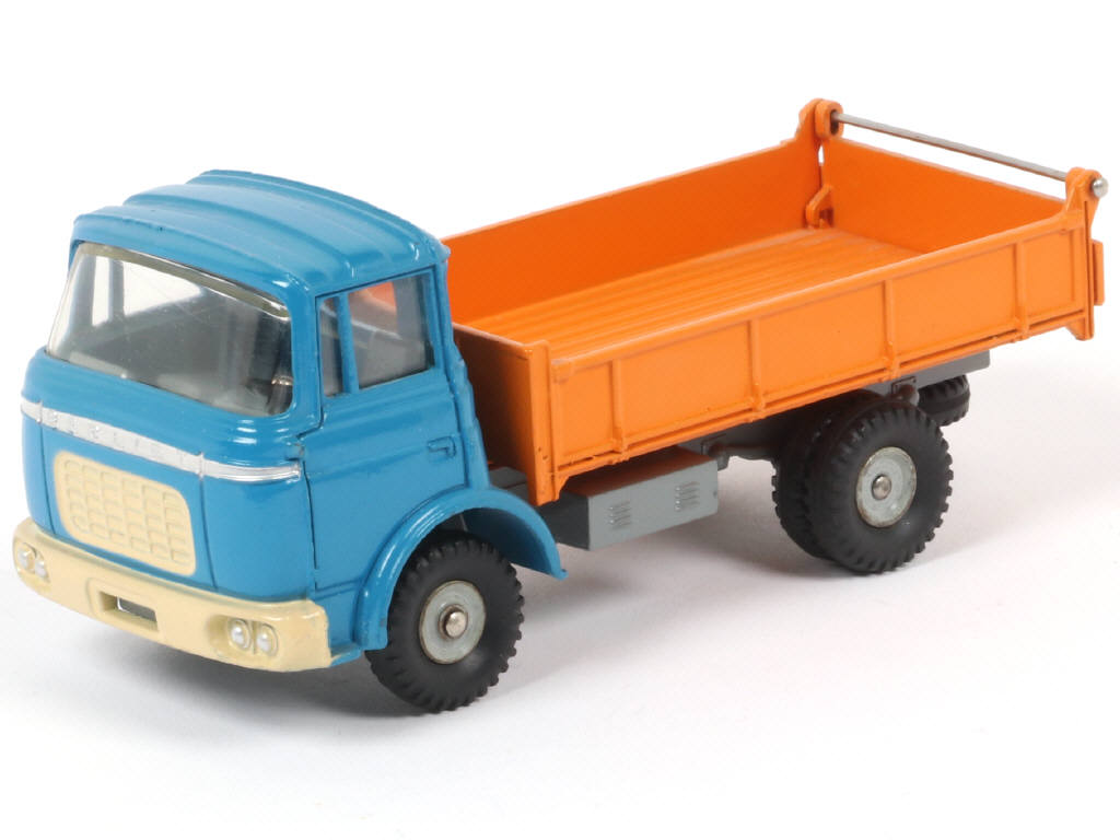 Lot 156 - DINKY TOYS (FRANCE) (1)