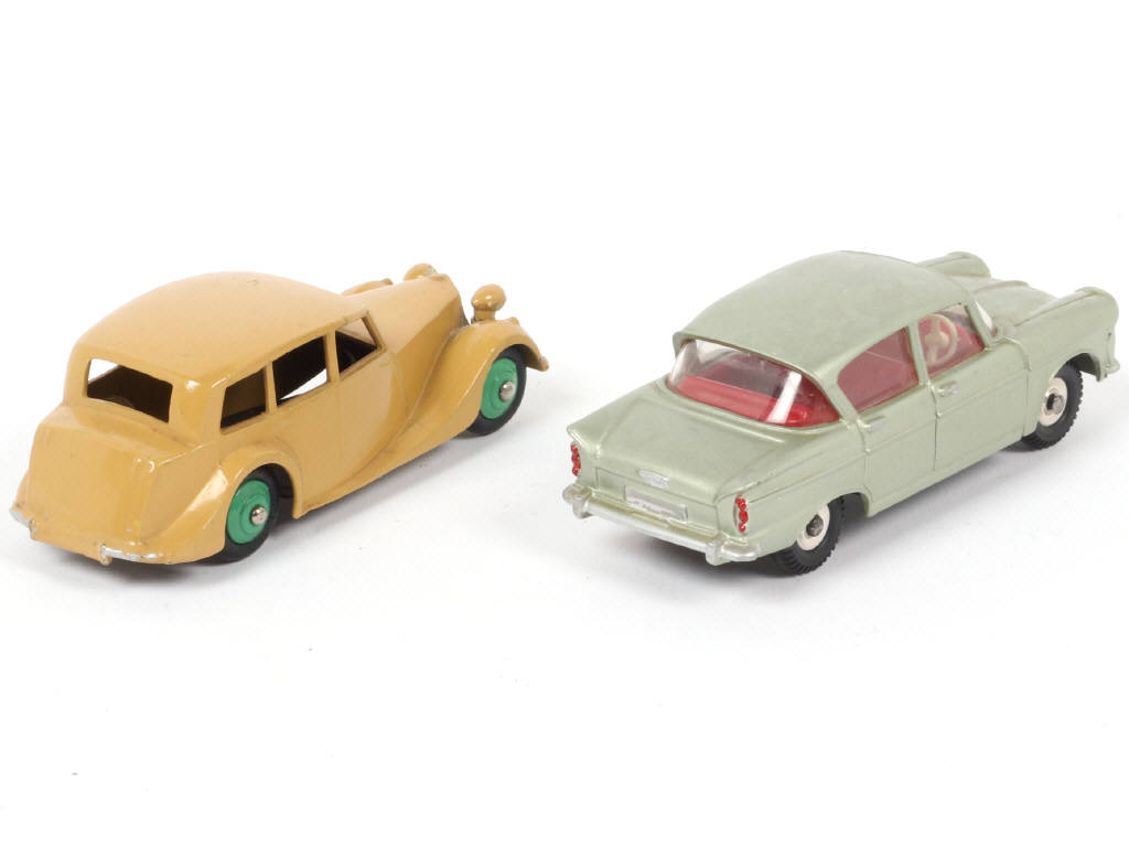 Lot 98 - DINKY TOYS (GB) (2)