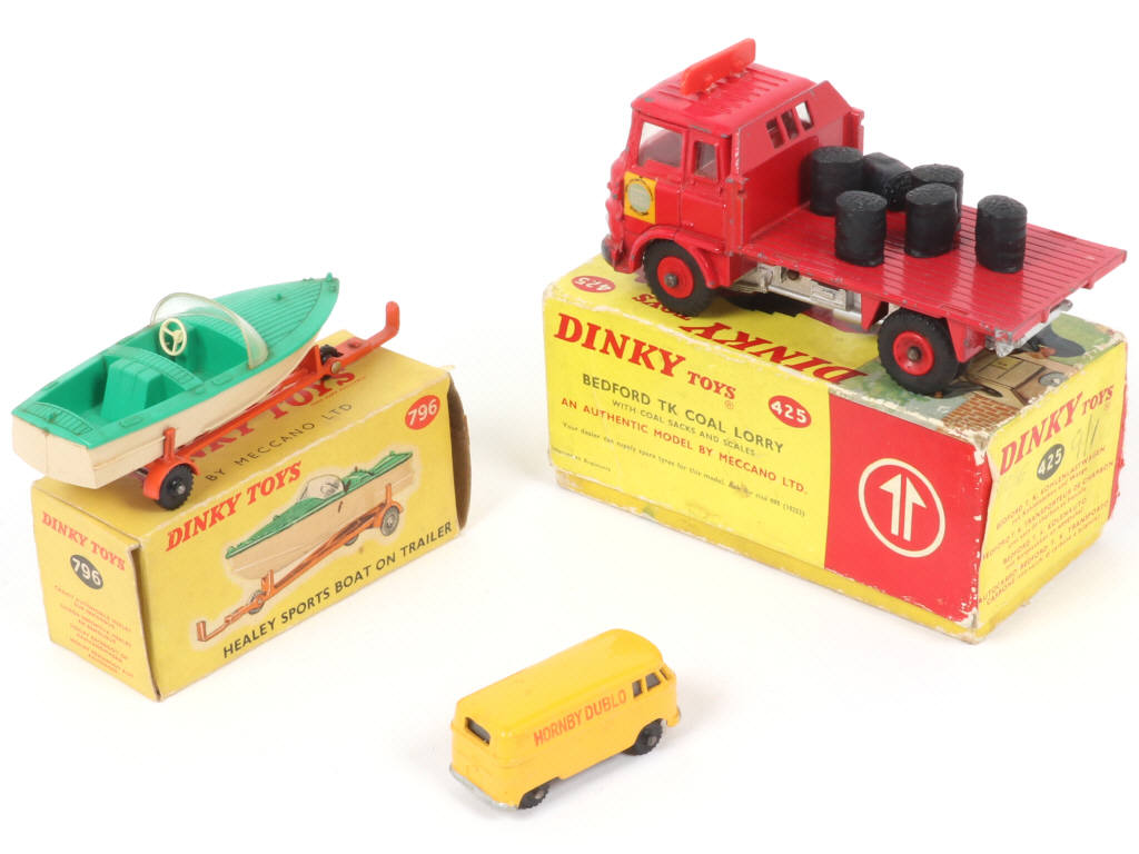 Lot 122 - DINKY TOYS (GB) (3)