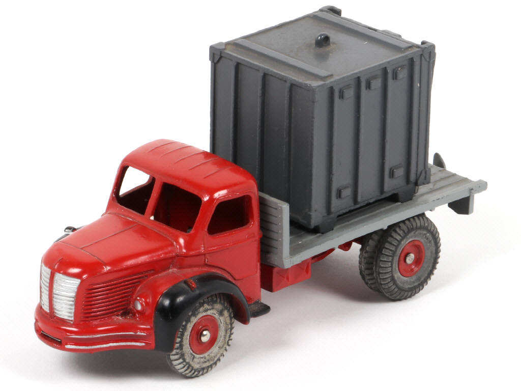Lot 109 - DINKY TOYS (FRANCE) (1)