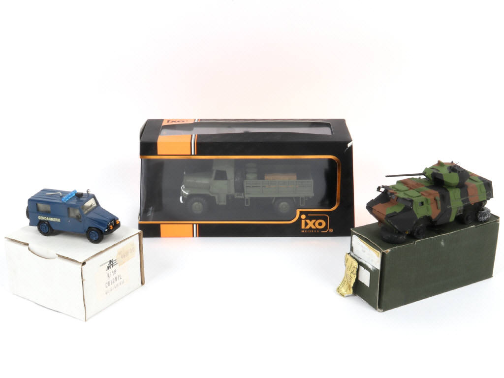 Lot 67 - DIVERS (3)