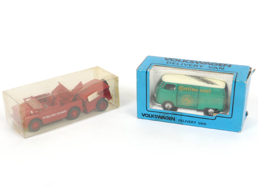 Lot 65 - DIVERS (2)