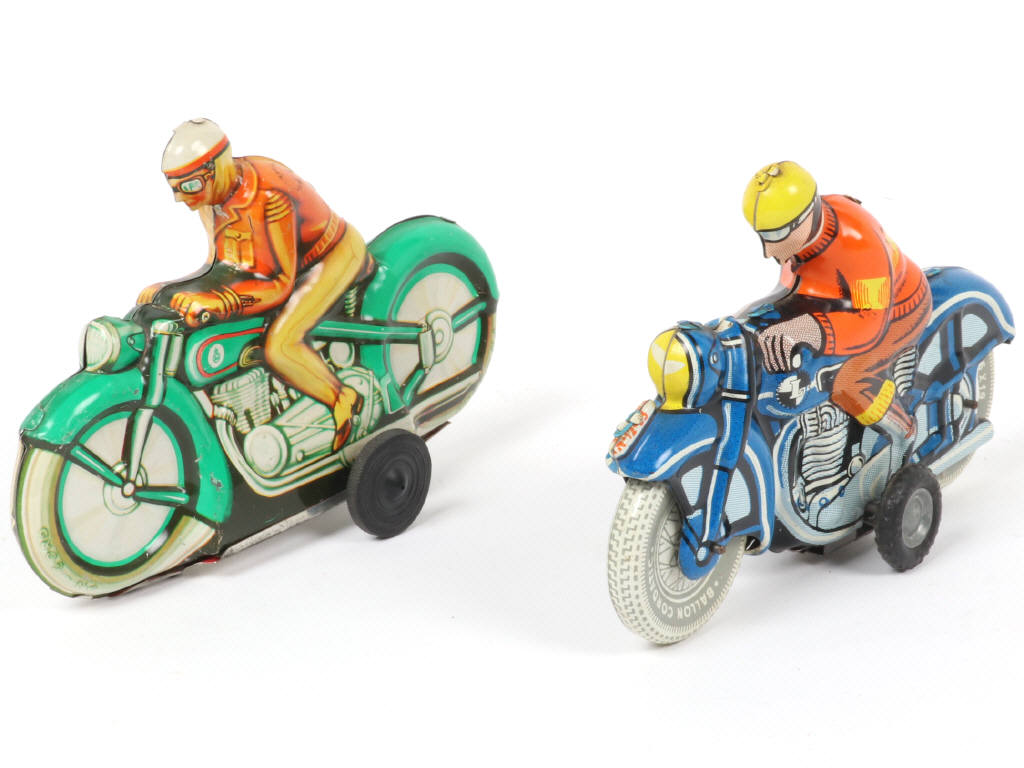 Lot 74 - DIVERS (2)