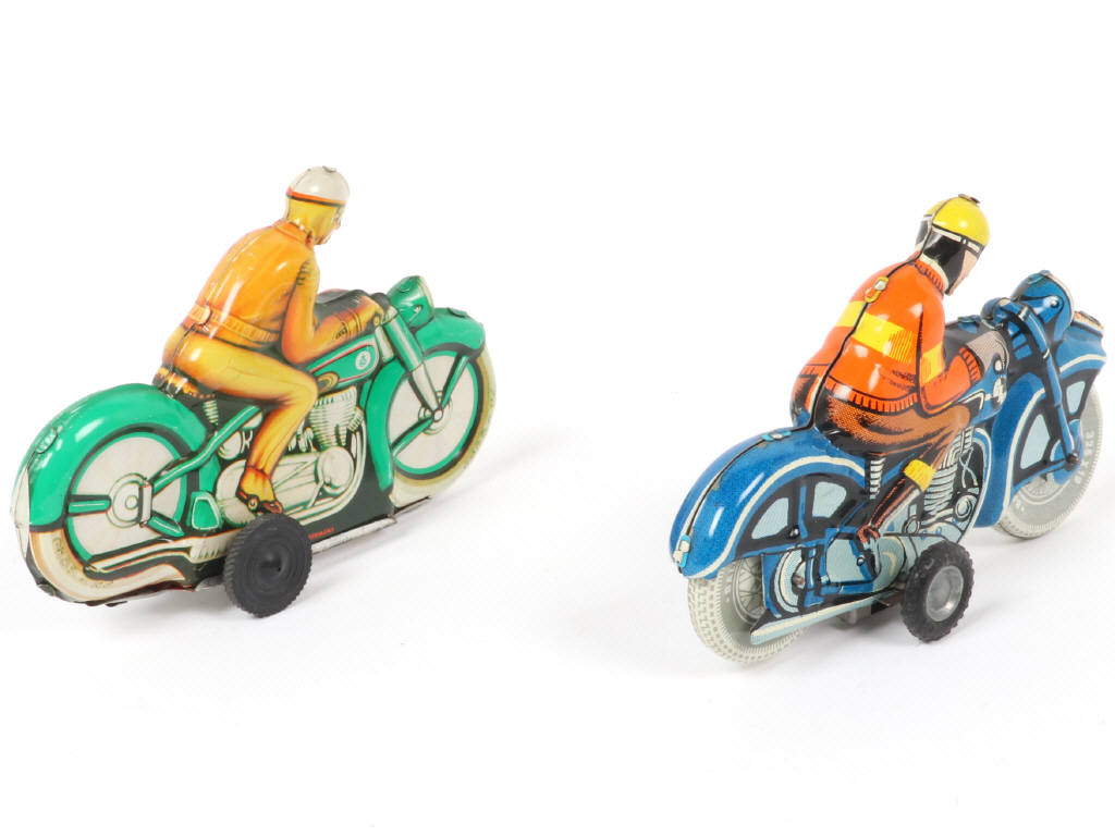 Lot 74 - DIVERS (2)
