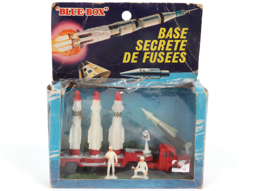 Lot 37 - DIVERS (4)