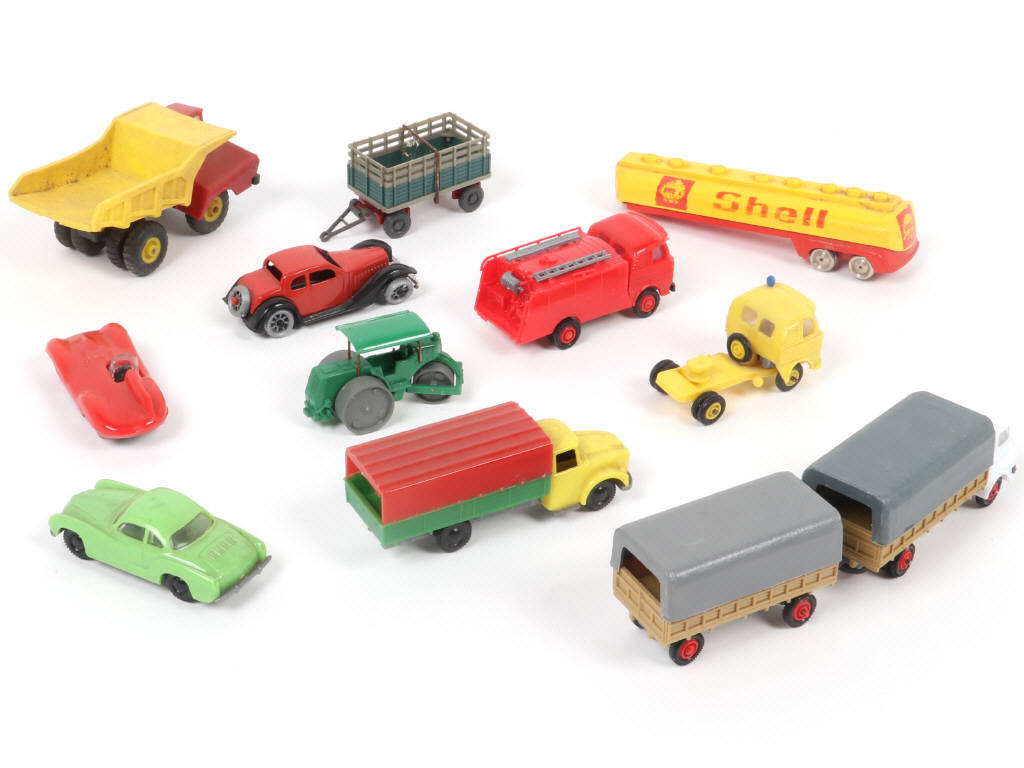 Lot 227 - DIVERS (11)