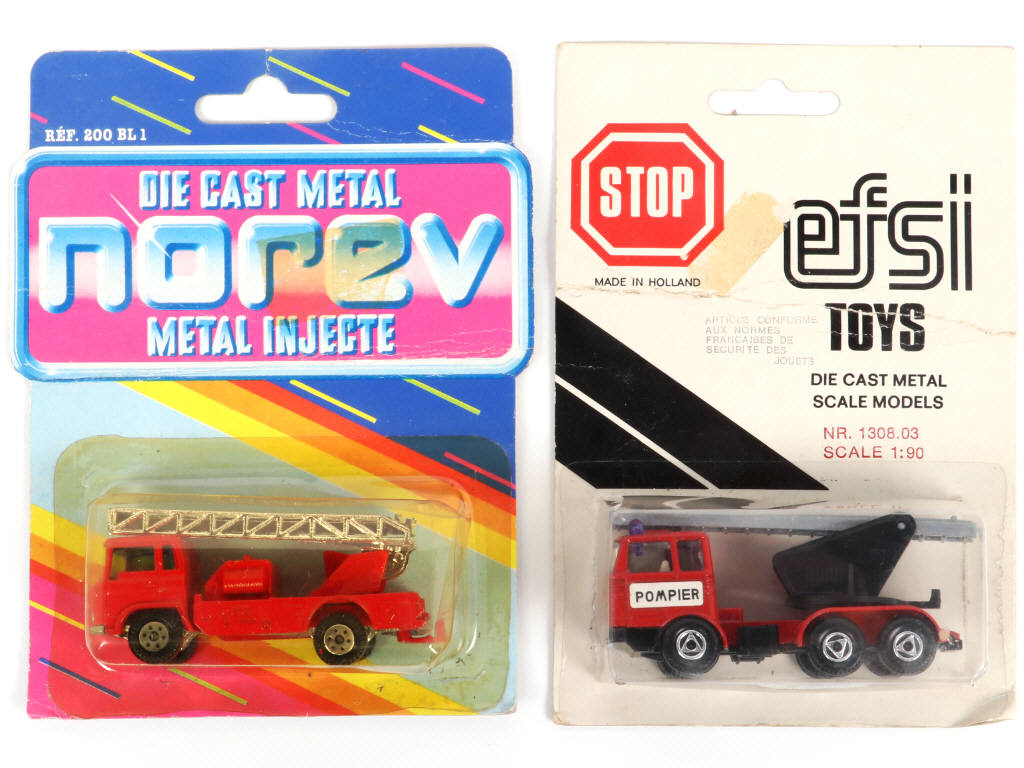 Lot 226 - DIVERS (5)