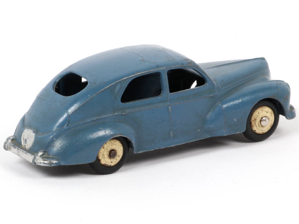 Lot 145 - DINKY TOYS (FRANCE) (1)