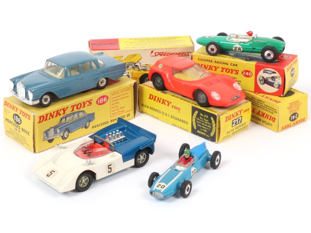 Lot 133 - DINKY TOYS (GB) (5)