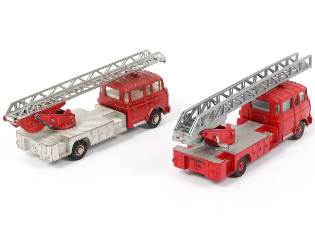 Lot 121 - DINKY TOYS (GB) (2)