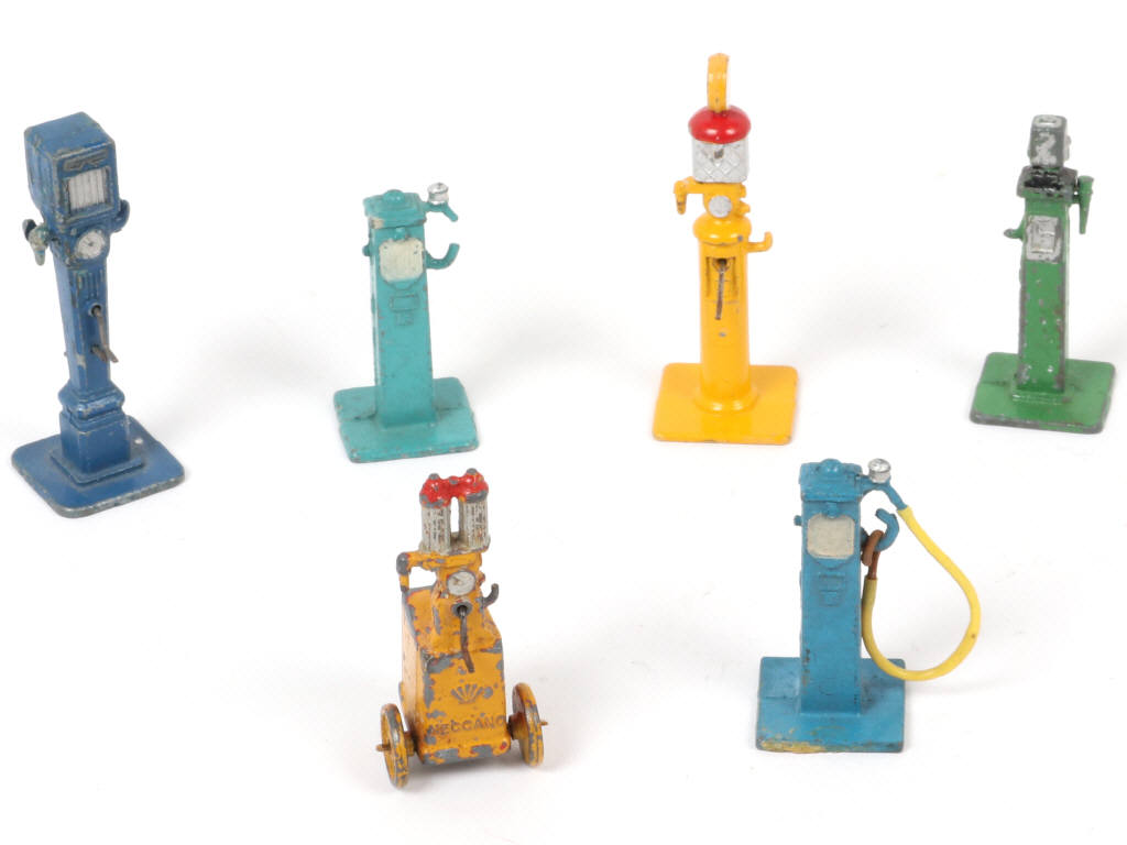 Lot 140 - DINKY TOYS (6)