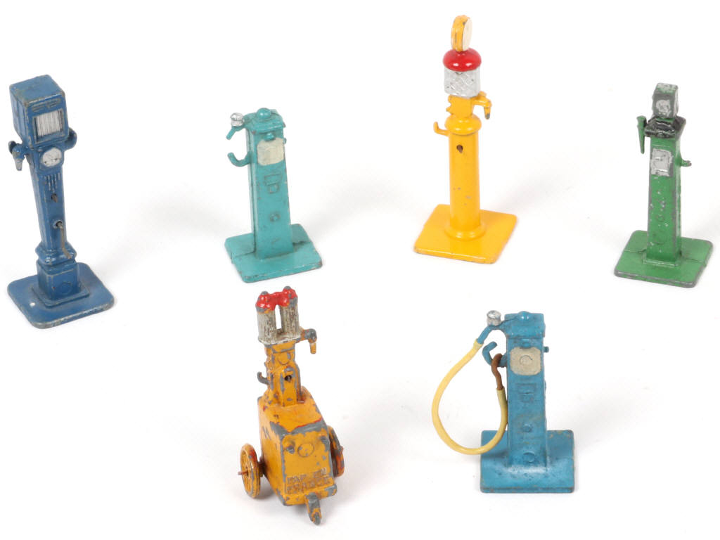 Lot 140 - DINKY TOYS (6)