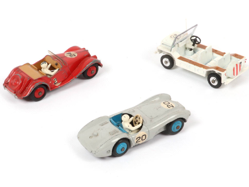 Lot 124 - DINKY TOYS (GB) (3)