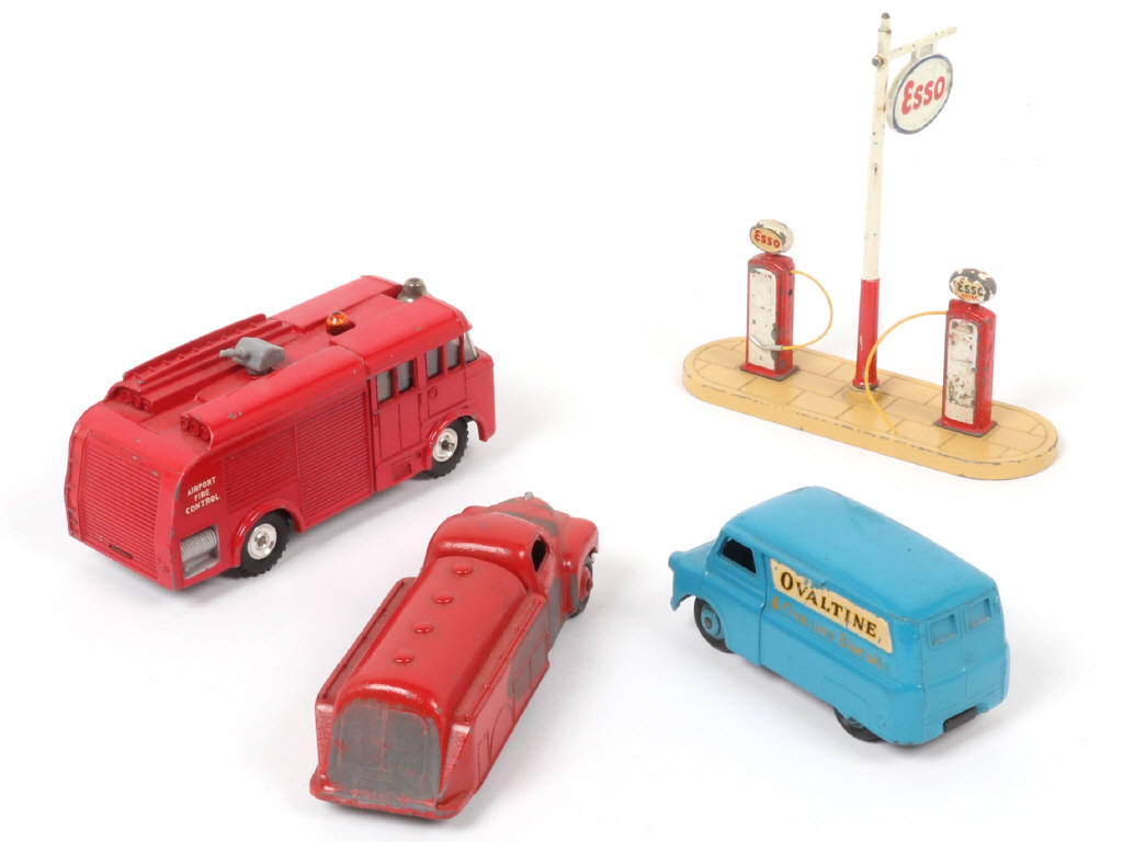 Lot 127 - DINKY TOYS (GB) (4)