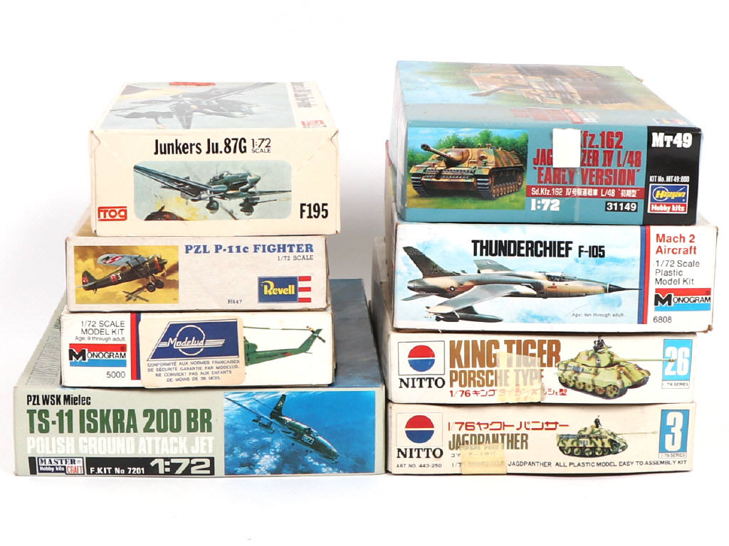 Lot 24 - DIVERS (8)
