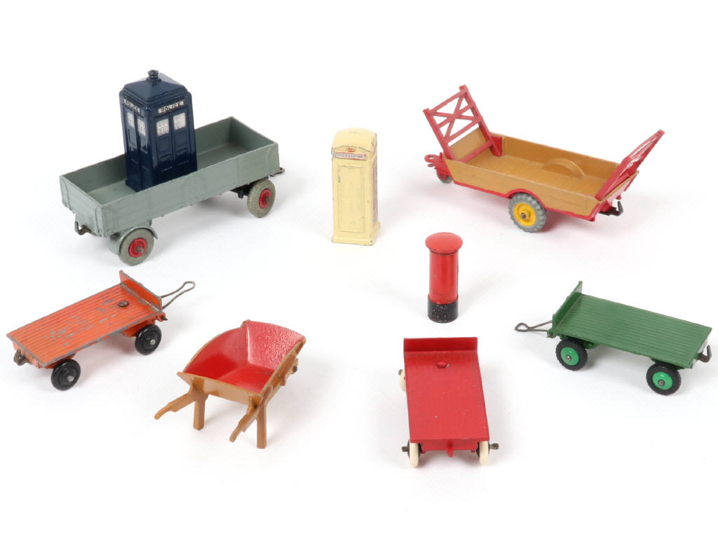 Lot 205 - DINKY TOYS (GB) (9)