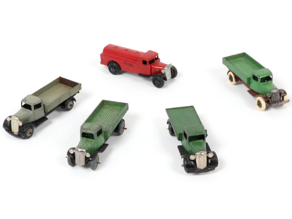 Lot 211 - DINKY TOYS (5)