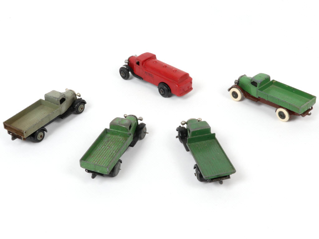 Lot 211 - DINKY TOYS (5)
