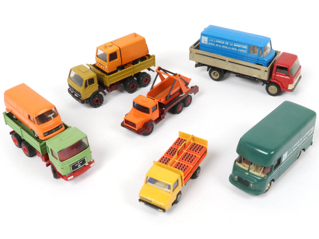 Lot 71 - DIVERS (9)